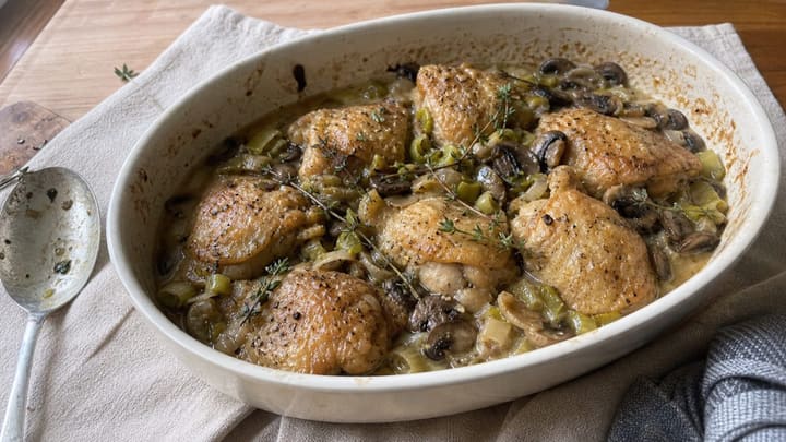 Курица тушёная в белом вине с грибами и овощами в керамической форме